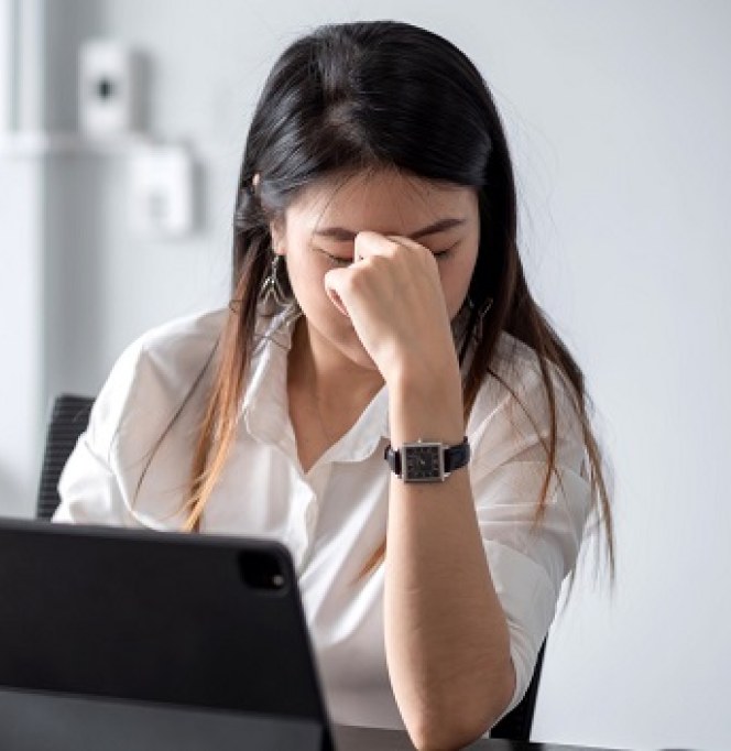 Người trẻ kiệt sức vì áp lực công việc