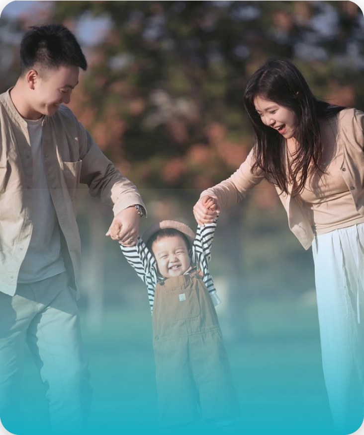 Gia đ&igrave;nh trẻ vui chơi c&ugrave;ng con