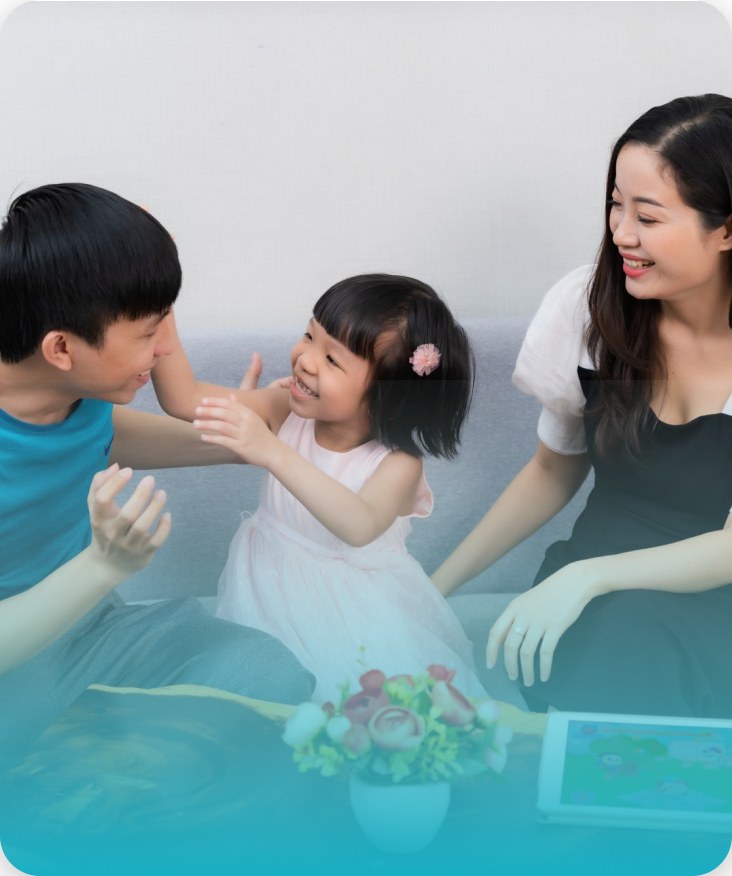 Cha mẹ chơi đ&ugrave;a c&ugrave;ng c&aacute;c con
